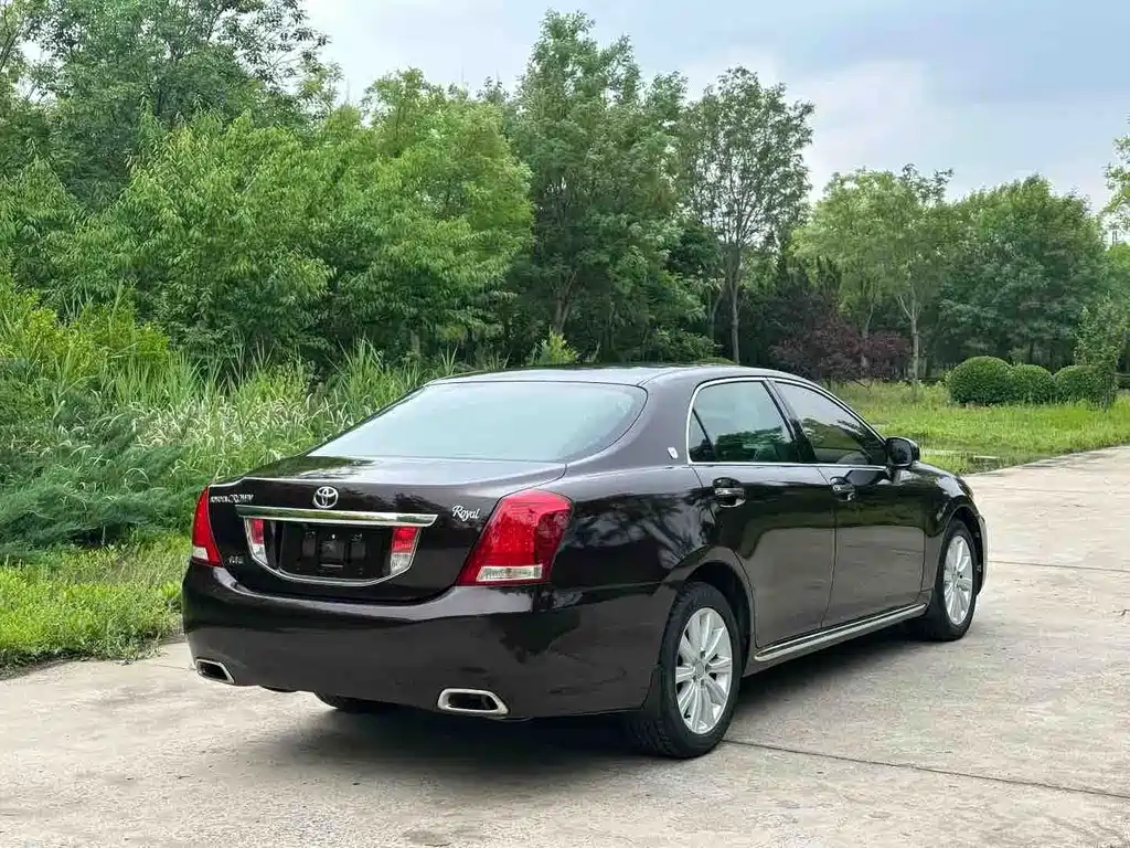 Toyota Crown — миниатюра 7