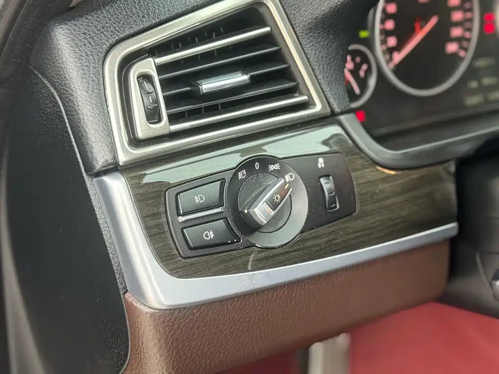 BMW 5 Series — миниатюра 11
