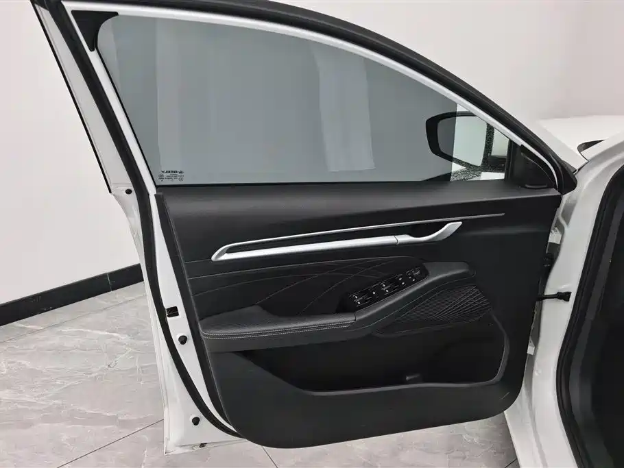 Geely Emgrand 2025 4 1.5L CVT