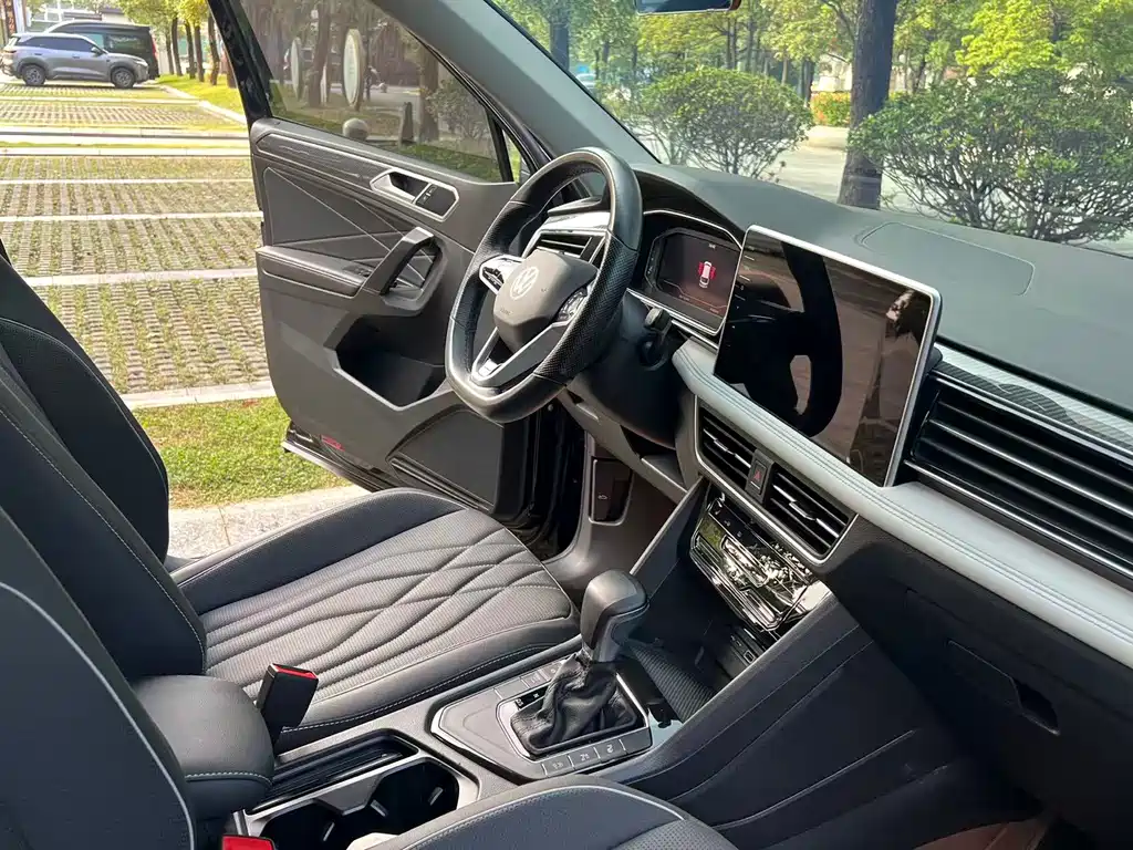 Volkswagen Tiguan L — миниатюра 16