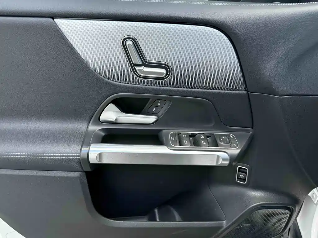Mercedes-Benz GLB — миниатюра 24