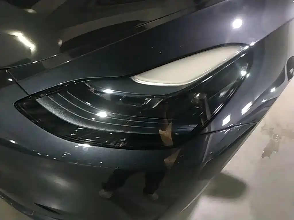 Tesla Model Y — миниатюра 24