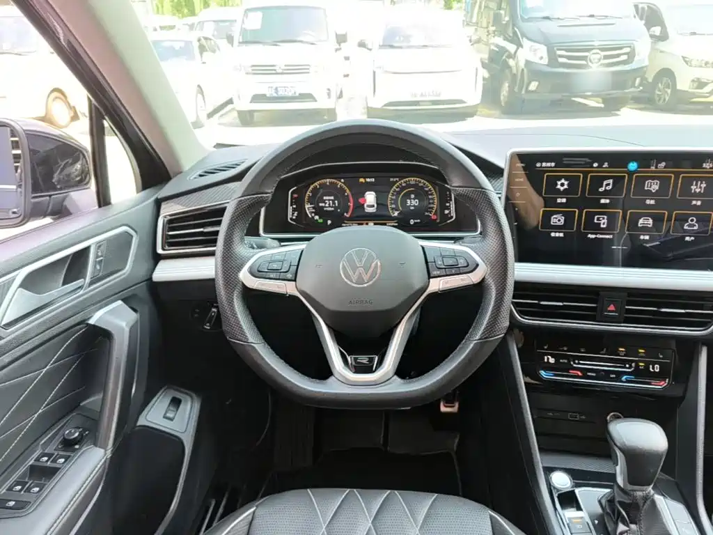 Volkswagen Tiguan L — миниатюра 11