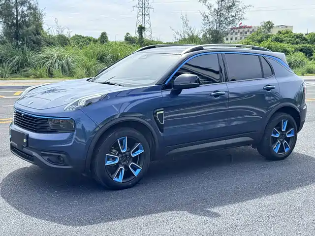 2019 Lynk & Co 01
