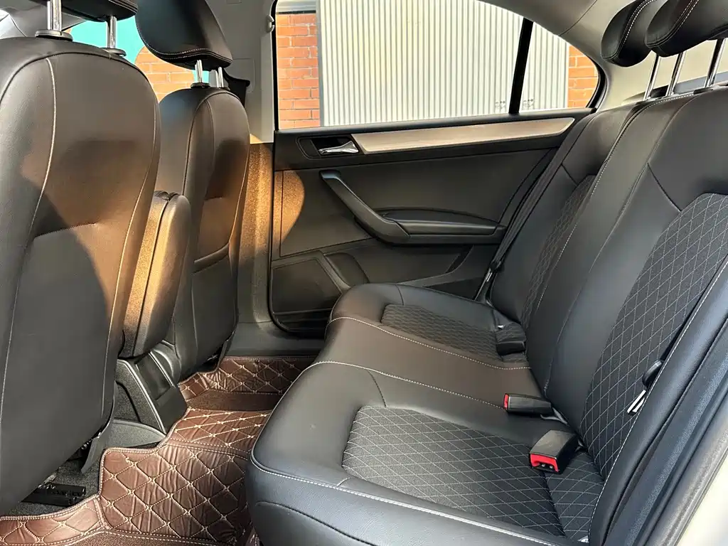 Skoda Rapid — миниатюра 5