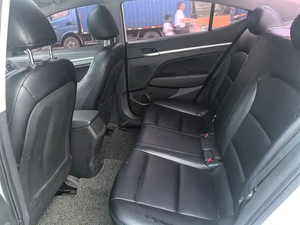 Hyundai Elantra — миниатюра 11