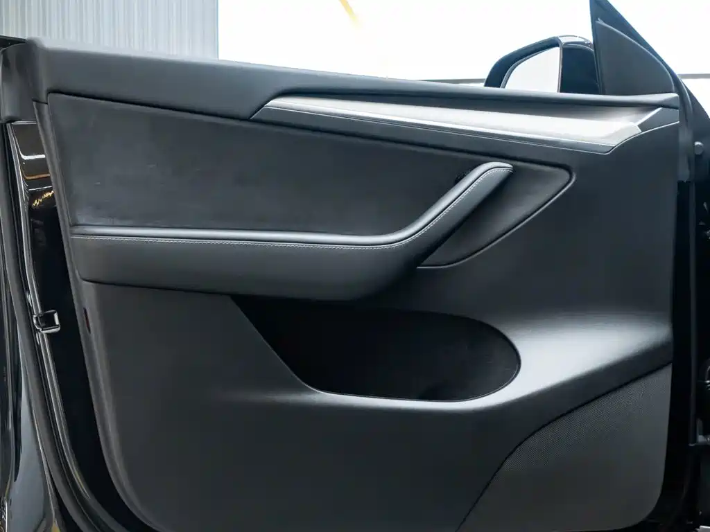 Tesla Model Y — миниатюра 18