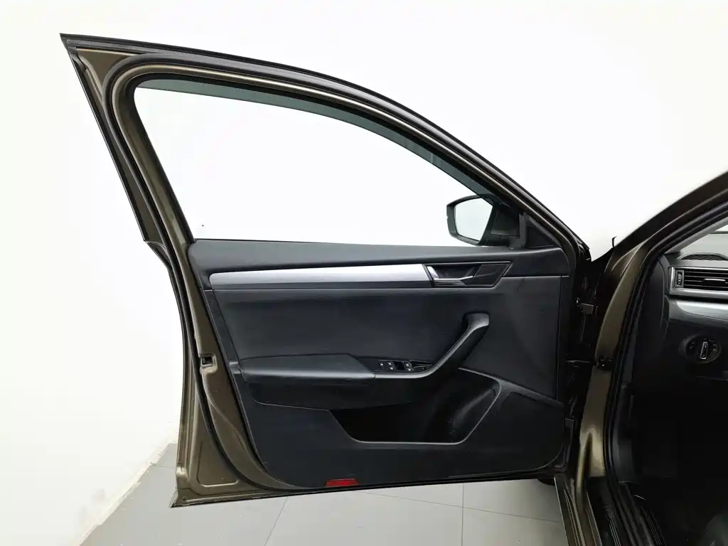 Skoda Superb — миниатюра 8