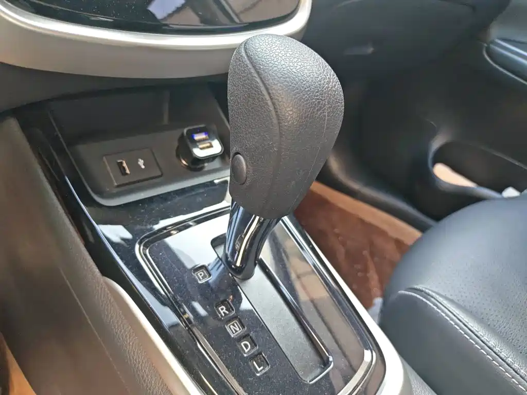 Nissan Tiida — миниатюра 15