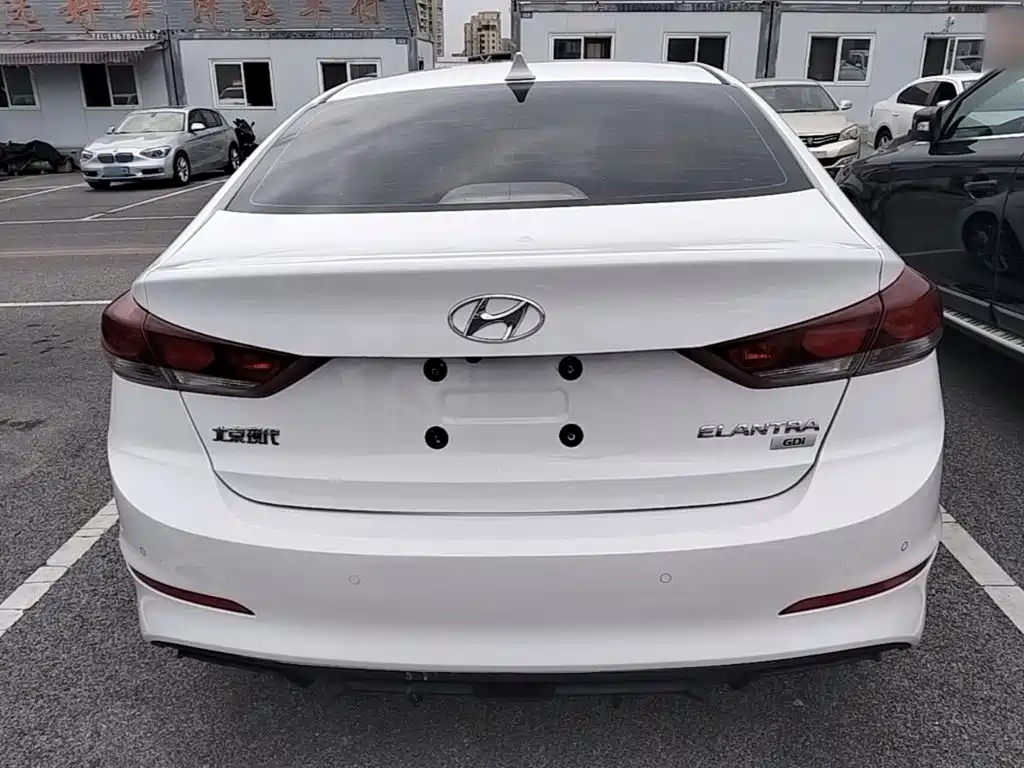 Hyundai Elantra — миниатюра 6