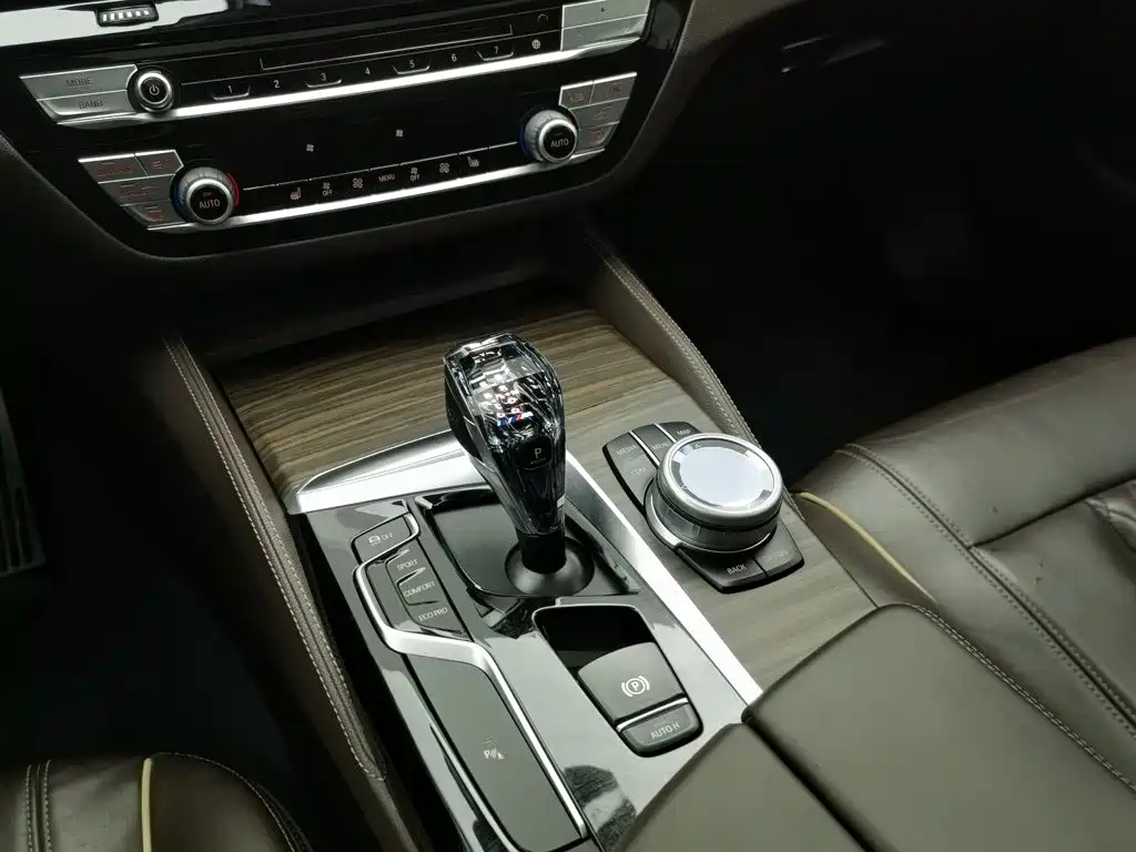 BMW 5 Series — миниатюра 13
