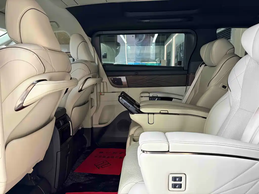 Toyota Alphard — миниатюра 24