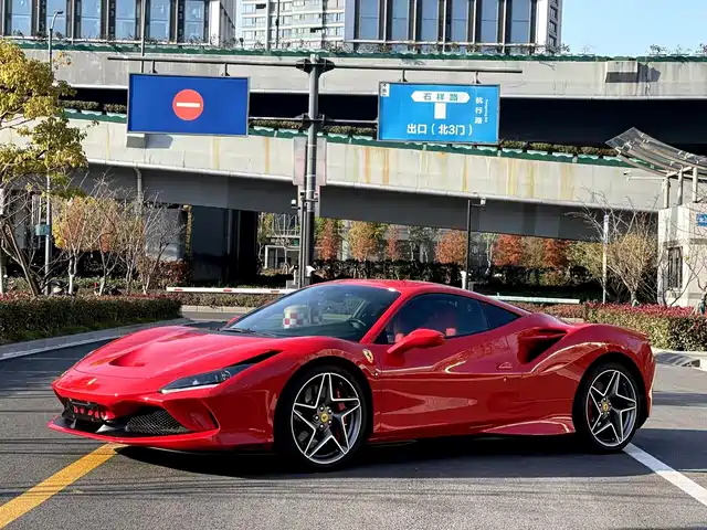 FERRARI F8