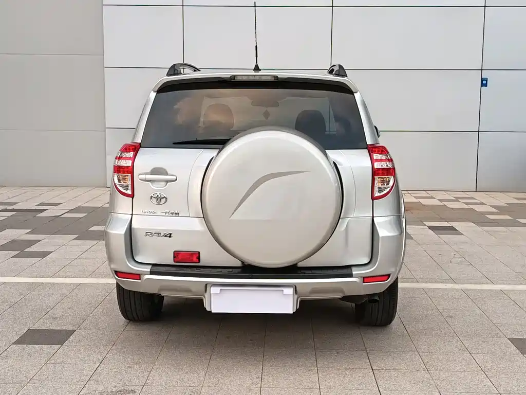 Toyota RAV4 — миниатюра 3