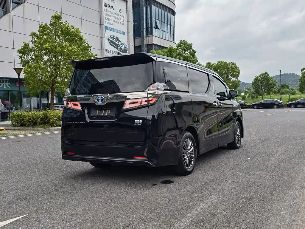 Toyota Alphard — миниатюра 6