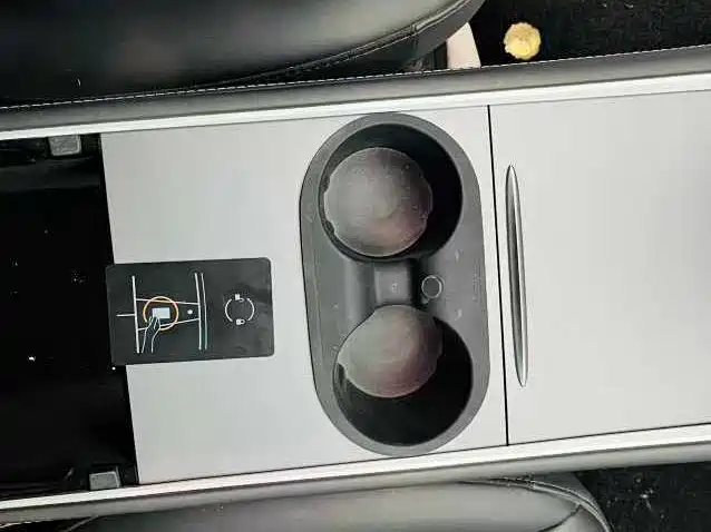 Tesla Model Y — миниатюра 12