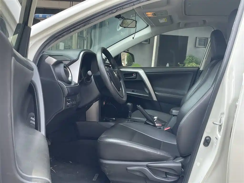 Toyota RAV4 — миниатюра 6