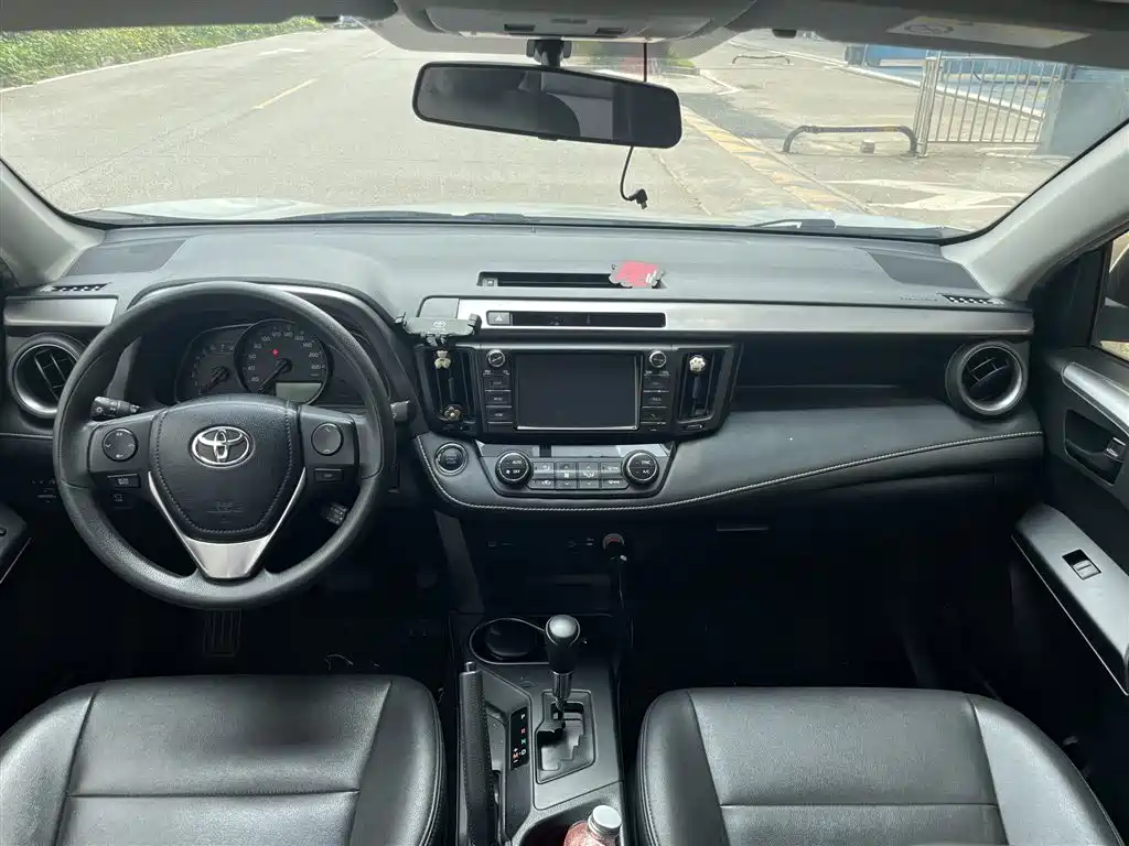Toyota RAV4 — миниатюра 5