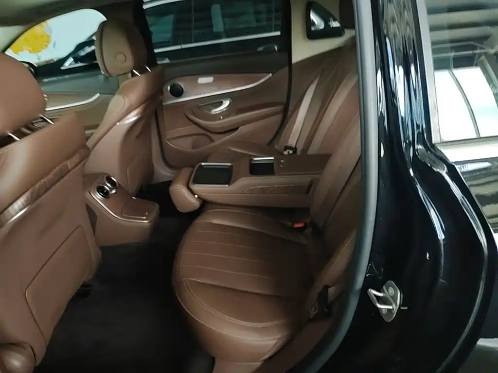 Mercedes-Benz E-Class — миниатюра 17