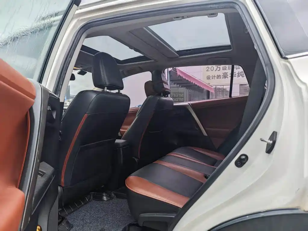Toyota RAV4 — миниатюра 8