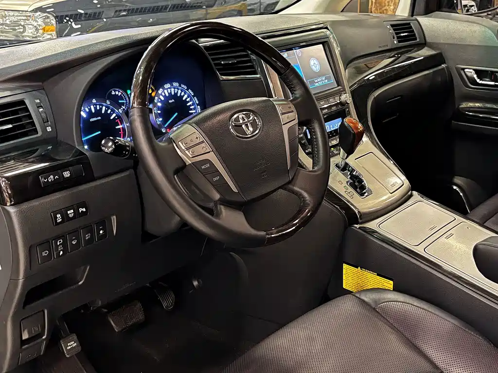 Toyota Alphard — миниатюра 9