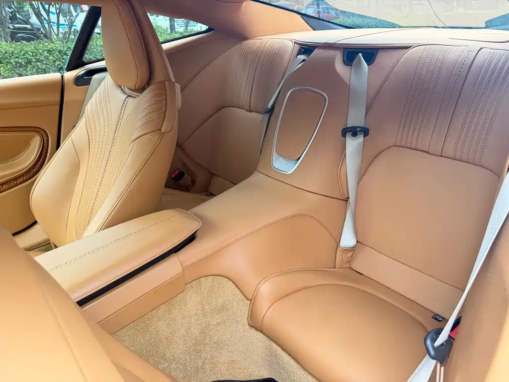 Aston Martin DB11 — миниатюра 10