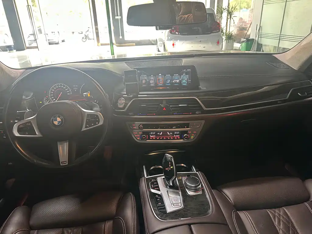 BMW 7 Series — миниатюра 10