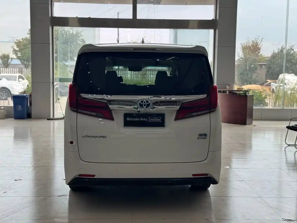 Toyota Alphard — миниатюра 5