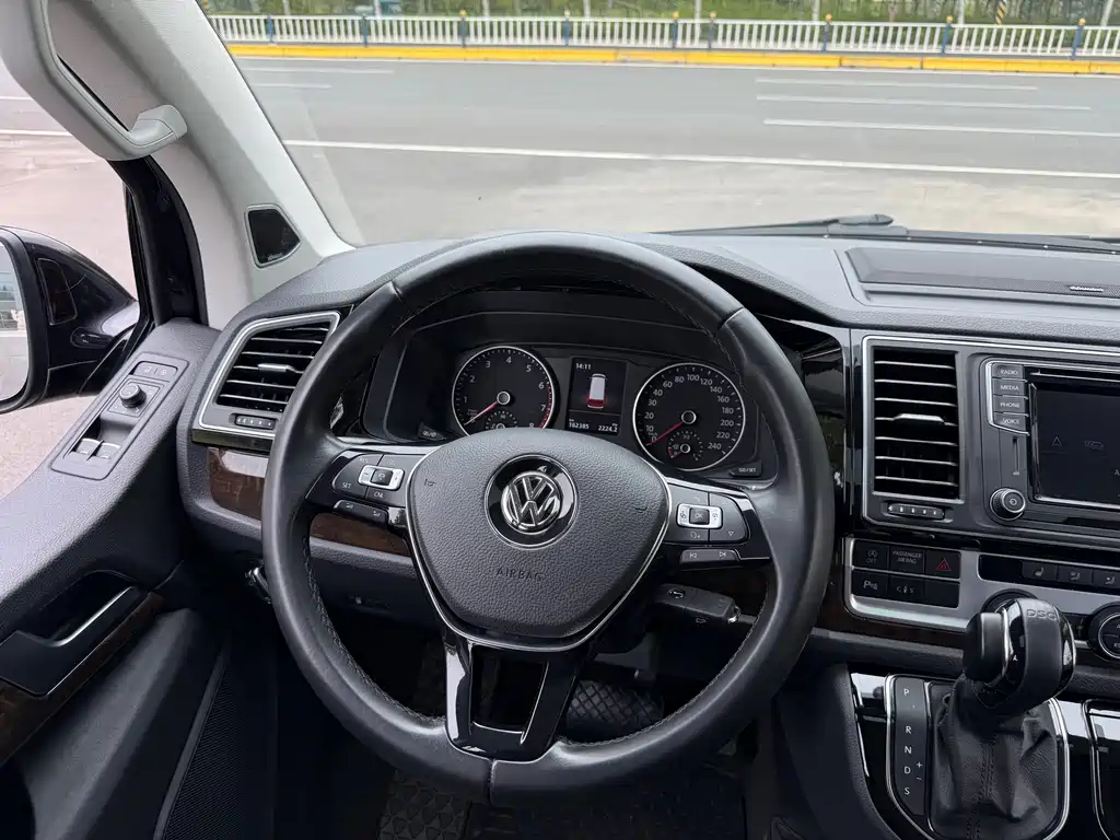 Volkswagen Multivan — миниатюра 8