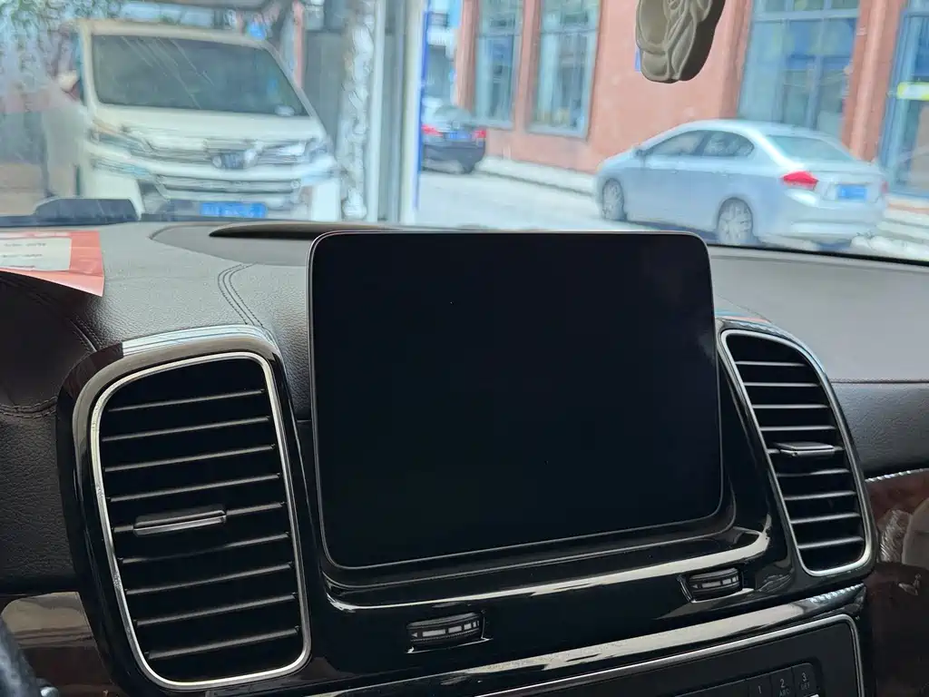 Mercedes-Benz GLS — миниатюра 12