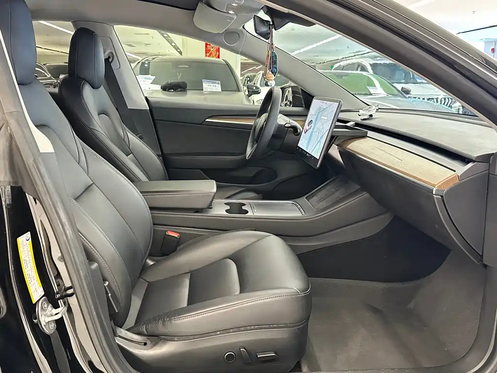 Tesla Model 3 — миниатюра 12