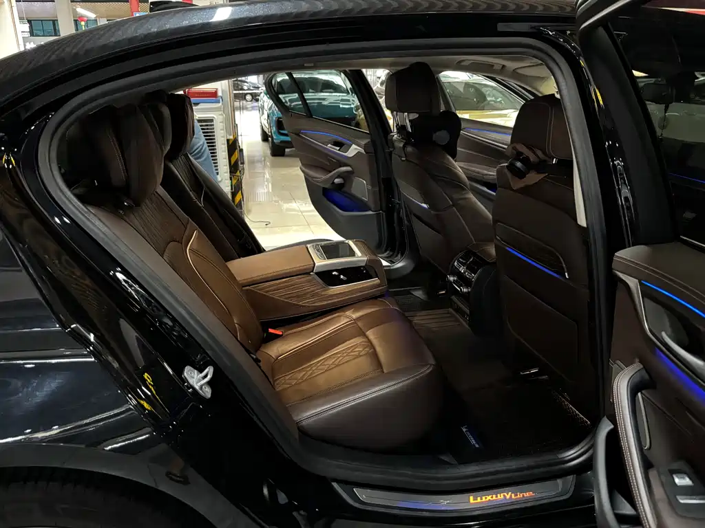 BMW 5 Series — миниатюра 6