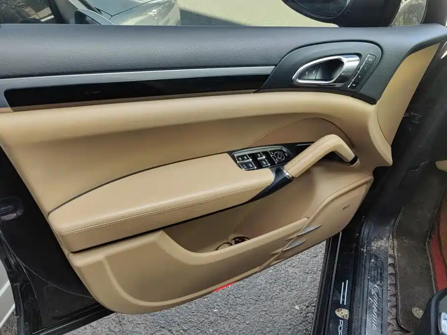 Porsche Cayenne — миниатюра 7