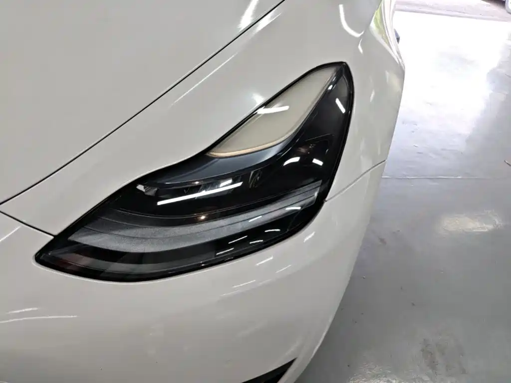 Tesla Model Y — миниатюра 24