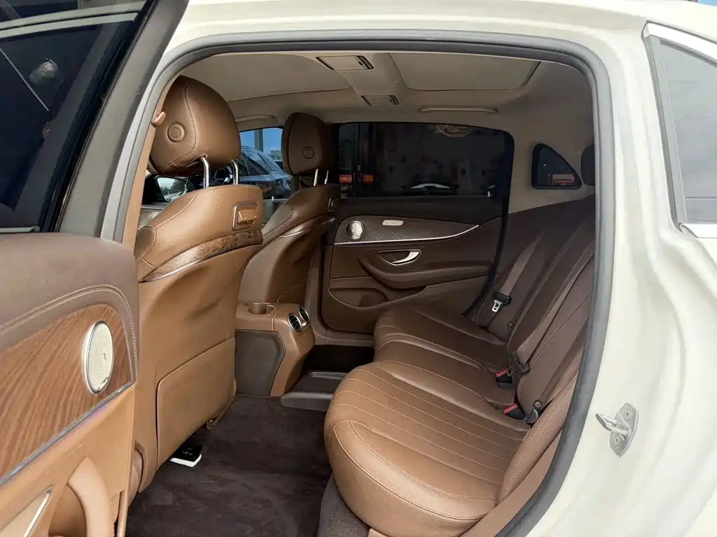 Mercedes-Benz E-Class — миниатюра 5