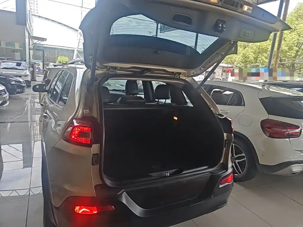 Jeep Cherokee — миниатюра 19