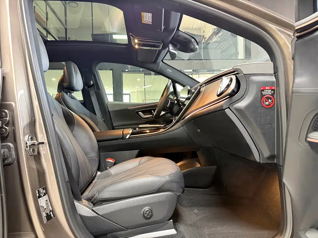 Mercedes-Benz EQE SUV — миниатюра 9