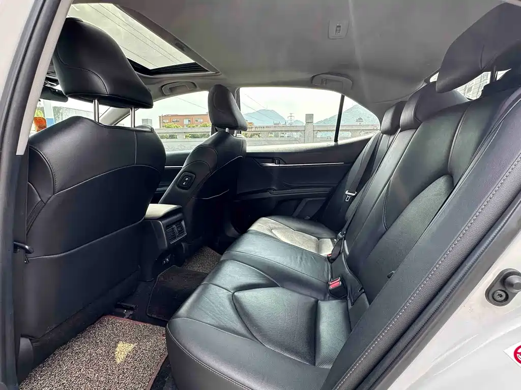 Toyota Camry — миниатюра 5