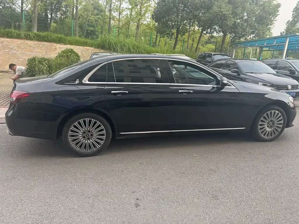 Mercedes-Benz E-Class — миниатюра 8