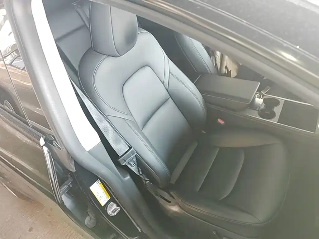Tesla Model Y — миниатюра 25