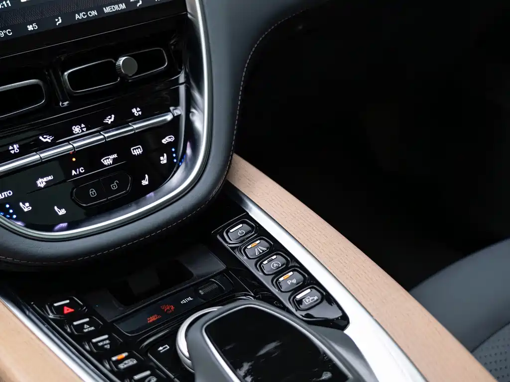 Aston Martin DBX — миниатюра 13