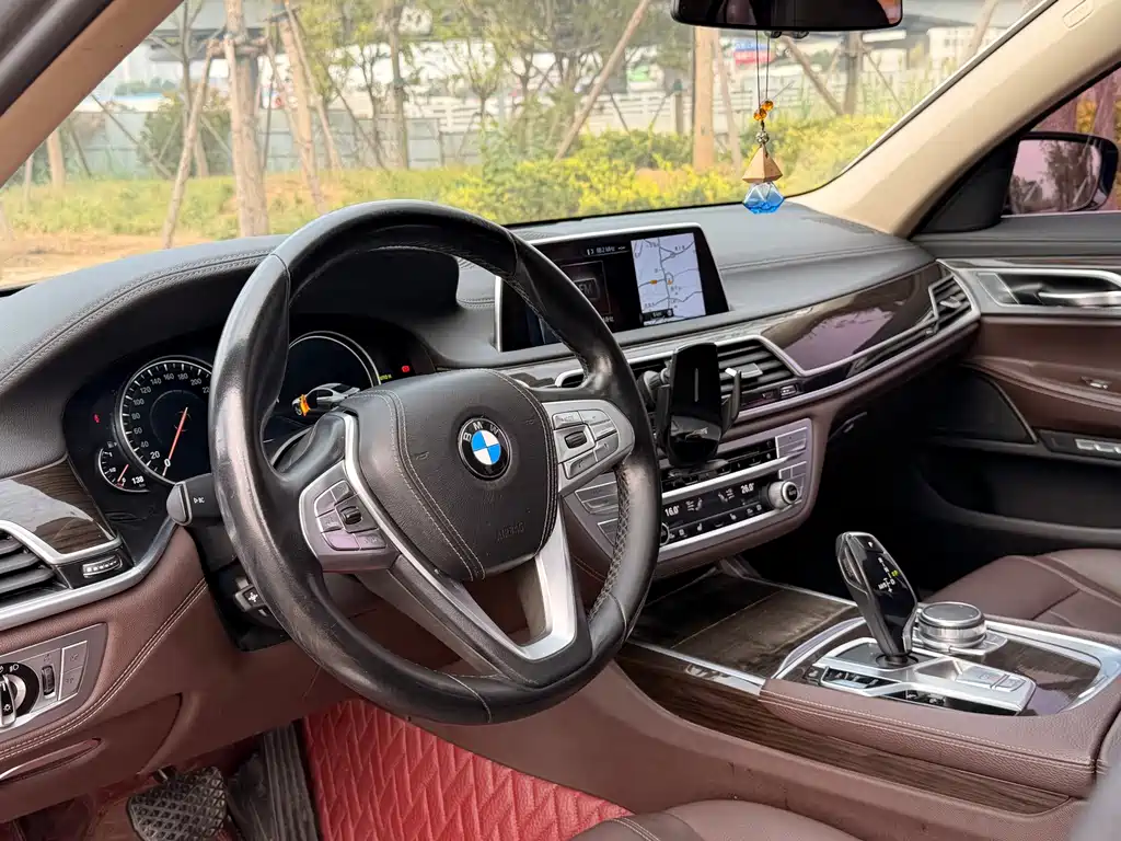 BMW 7 Series — миниатюра 10