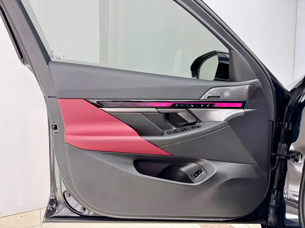 BMW 5 Series — миниатюра 7