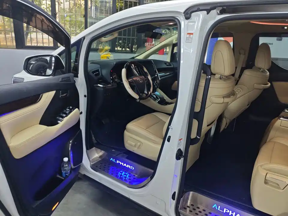 Toyota Alphard — миниатюра 6