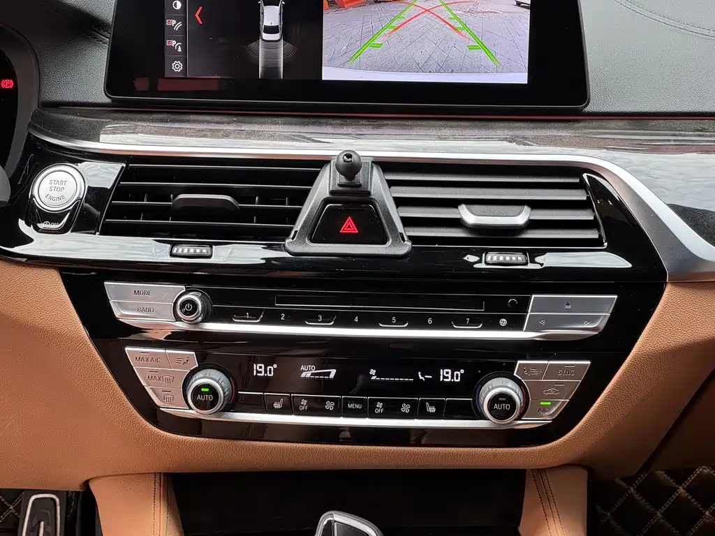 BMW 5 Series — миниатюра 12