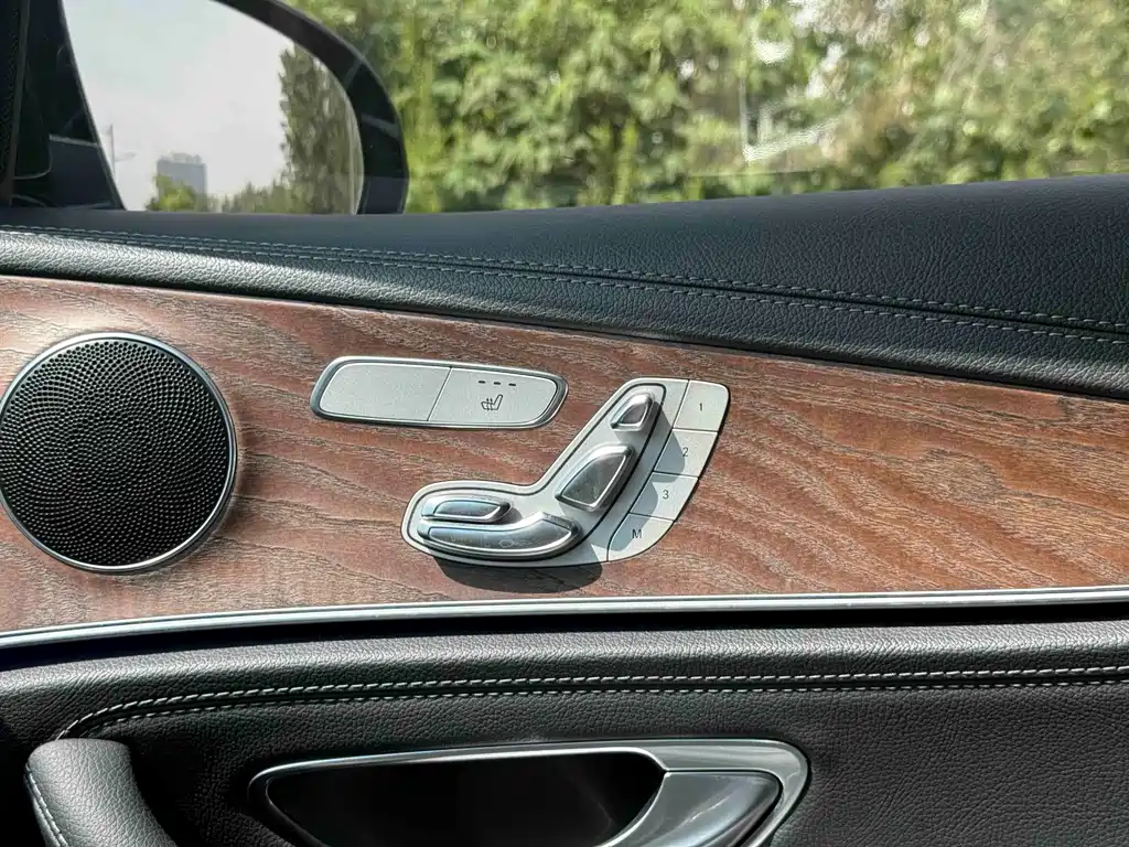Mercedes-Benz E-Class — миниатюра 12