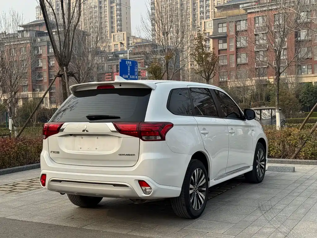 MITSUBISHI OUTLANDER