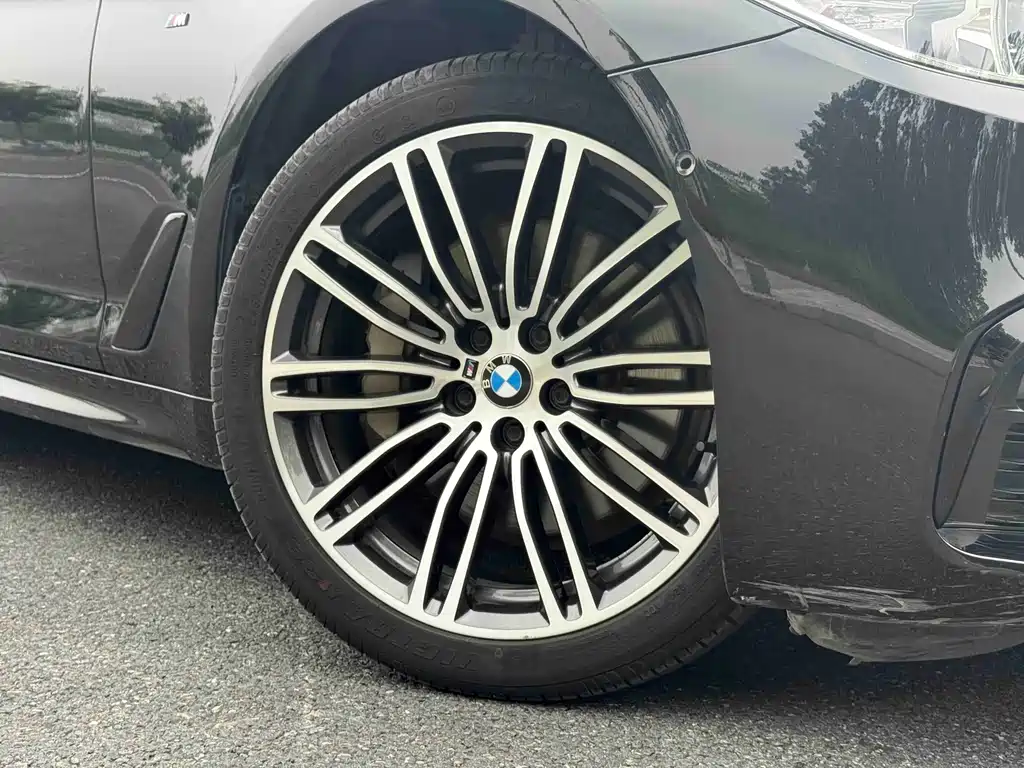 BMW 5 Series — миниатюра 9