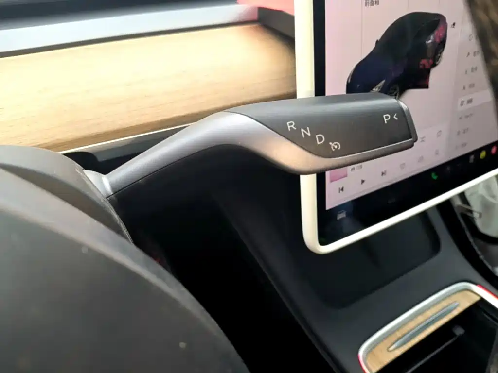 Tesla Model Y — миниатюра 14