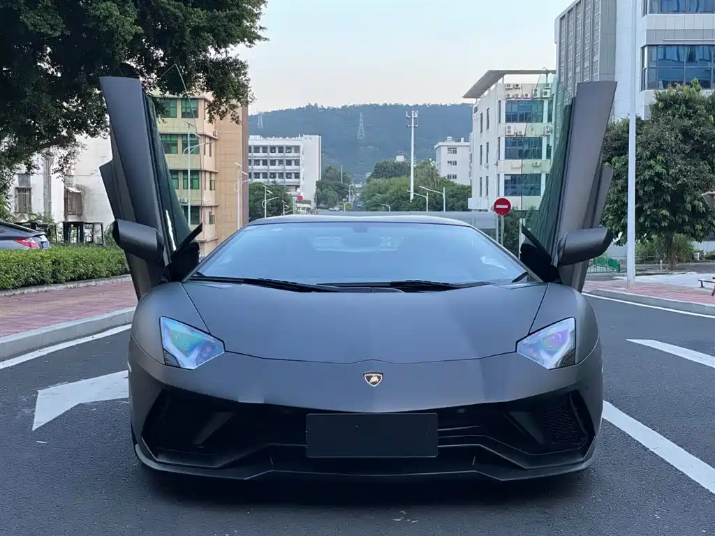LAMBORGHINI AVENTADOR